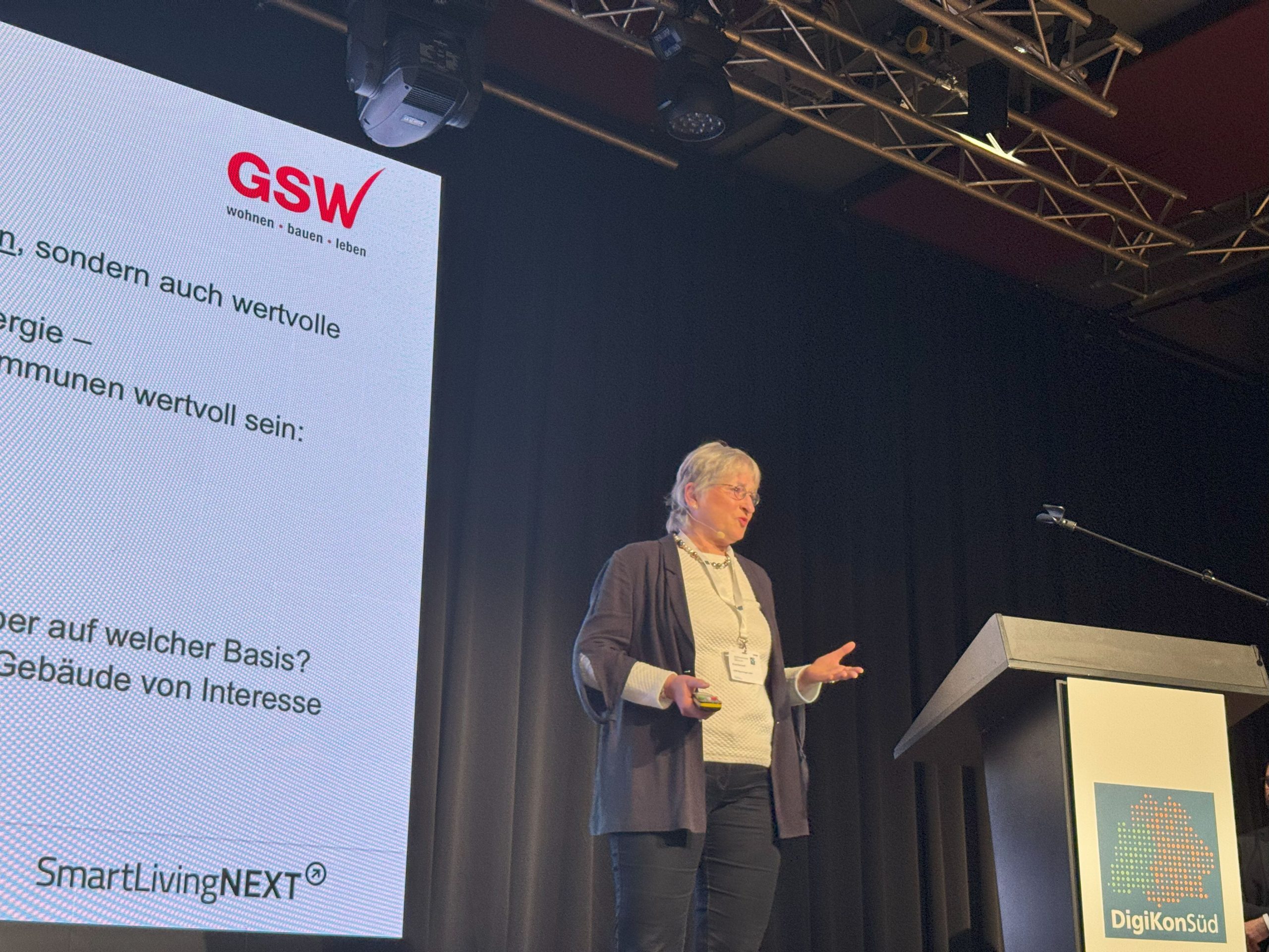 Birgid Eberhardt, Bereichsleiterin Forschung & Entwicklung in der GSW Gesellschaft für Siedlungs- und Wohnungsbau Baden-Württemberg mbH und Konsortialpartnerin bei SmartLivingNEXT, auf der DigiKon Süd.