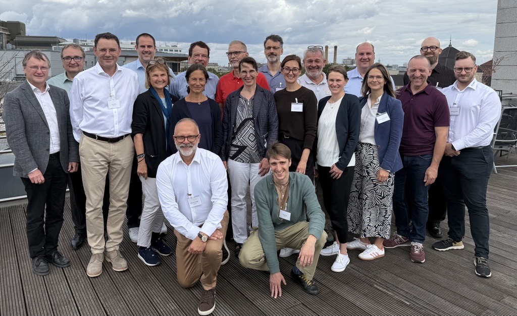 Um gezielt potenzielle Partnerinteressen einzubinden, organisierte das SmartLivingNEXT Leitprojekt am 25. Juni 2025 in den Räumlichkeiten der VDI/VDE Innovation +Technik GmbH in Berlin einen interaktiven Workshop.