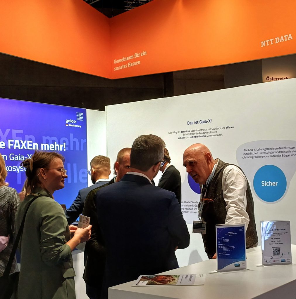 Bruno Ristok (1st from right), consortium partner of SmartLivingNEXT and Managing Director of C&amp;S Computer und Software GmbH as well as sponsor of the health domain of Gaia-X HUB Germany, explained to visitors to the Gaia-X Hub Germany stand how the digitalization of residential or, for example, administrative buildings can succeed and how the resulting new growth impulses for the smart living market can be realized.