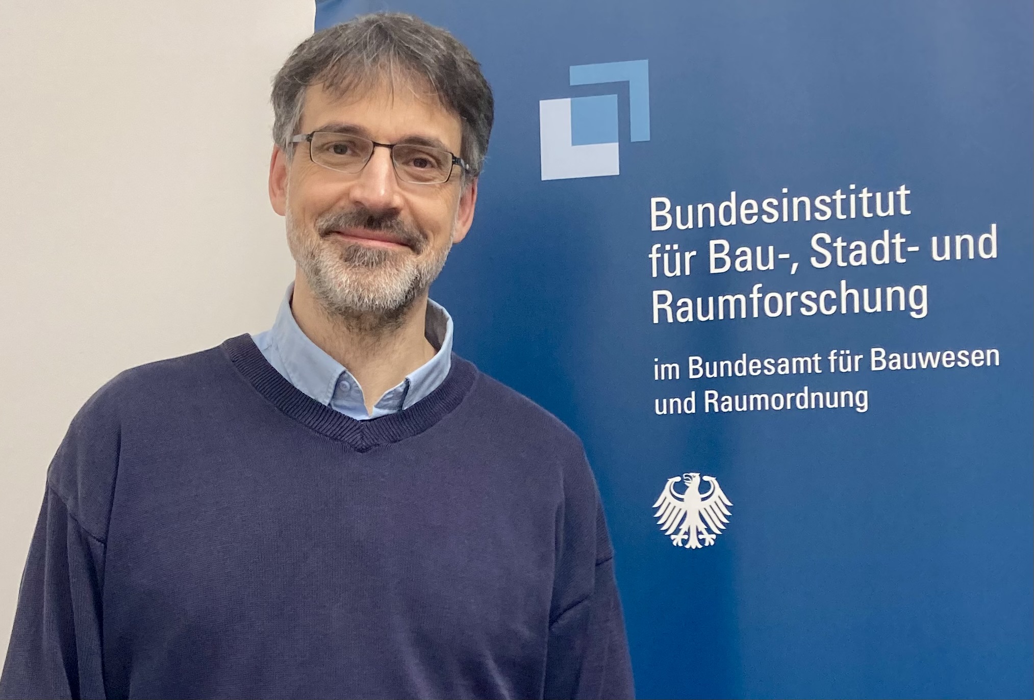Thomas Tschirner, Mitarbeiter im Referat „Klimaneutralität im Gebäudebetrieb” der Abteilung Wohnungs- und Bauwesen, spricht im Interview über Chancen und Möglichkeiten eines klimaneutralen Gebäudebestands in Deutschland und die Motivation der Mitwirkung in SmartLivingNEXT.