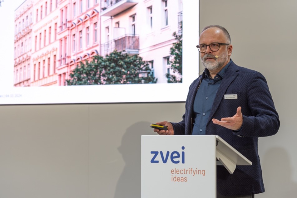 Wie ein Smart-Living-Ökosystem der Zukunft aussieht, das Gebäude intelligent miteinander vernetzt, präsentierte Michael Schidlack, Leitprojekt-Konsortialleitung von SmartLivingNEXT am 4. März auf der diesjährigen Light + Building in Frankfurt.