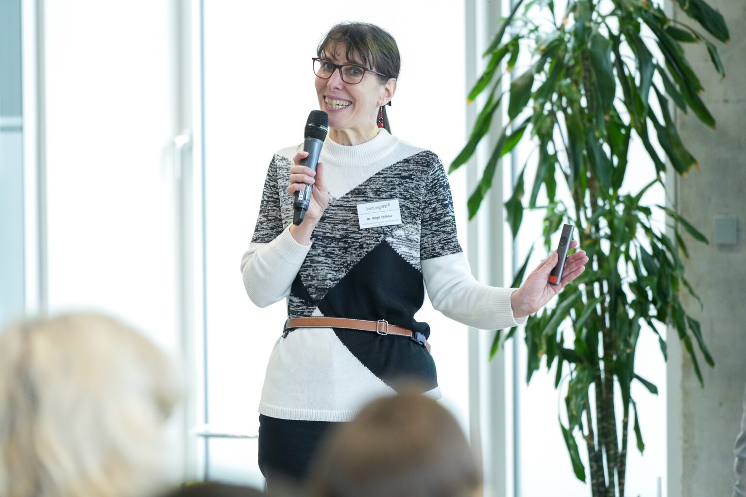 Gut gelaunt stellte Dr. Birgit Fröhler die Leistungen des SmartLivingNEXT Projektbüros vor. Sie organisierte auch die Auftaktveranstaltung maßgeblich und war damit verantwortlich für den Erfolg.