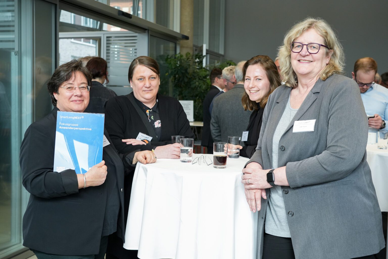 Ute Rosin, LHLK (re.) informiert sich am Fokusgruppentisch bei Annette Hoppe, GSW Sigmaringen (li.) über die Anwenderperspektive in SmartLivingNEXT.